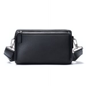 Sacoche poitrine en cuir noir, silhouette compacte et fermeture argentée